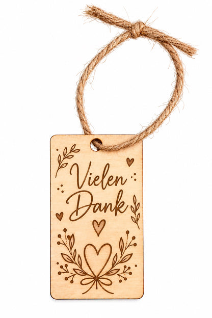 Personalisierter eckiger Geschenkanhänger aus Holz mit Lasergravur – Beispiel 3