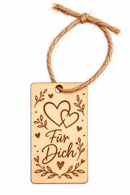 Personalisierter eckiger Geschenkanhänger aus Holz mit Lasergravur – Beispiel 5