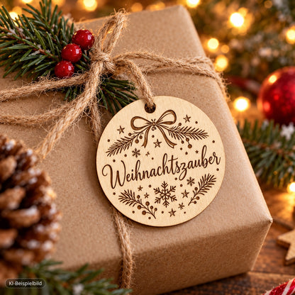 Holz-Geschenkanhänger am Geschenk mit Gravur Weihnachtszauber