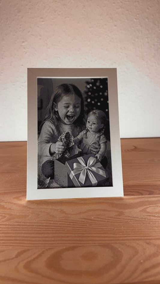 Dein Bild in 3D gedruckt – mit Rahmen in Kieferdekor, Weiß oder Schwarzbraun